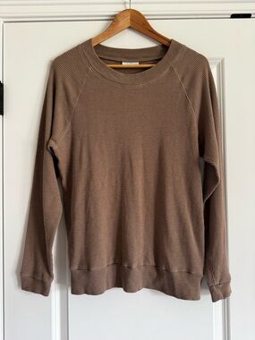 Aritzia TNA Waffle Knit Crewneck Sweatshirt Brown Size M Cozy Minimalist